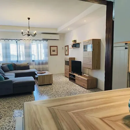Stylish And Spacious Is-Swieqi